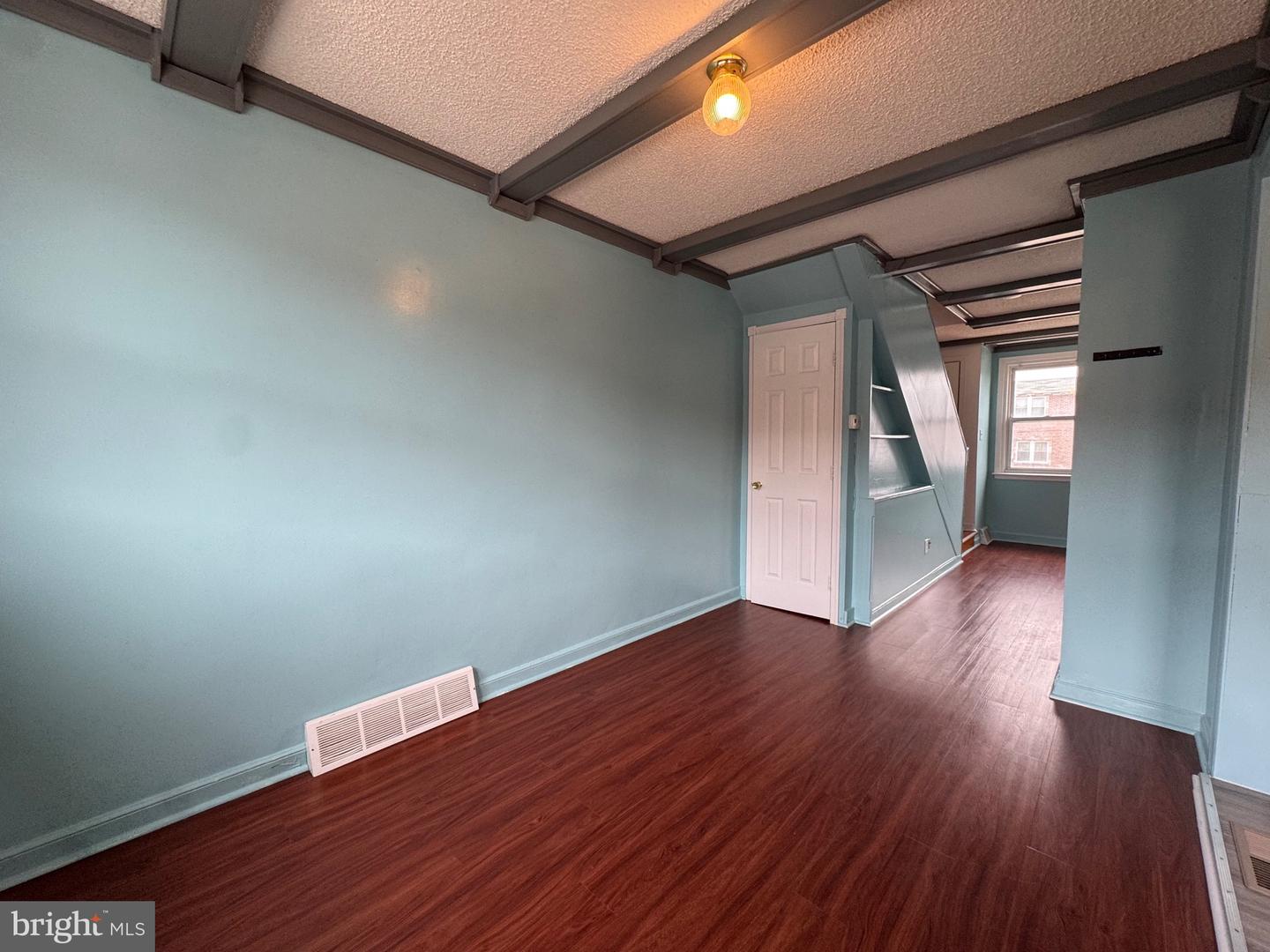 6243 Crafton St Property Photo 3