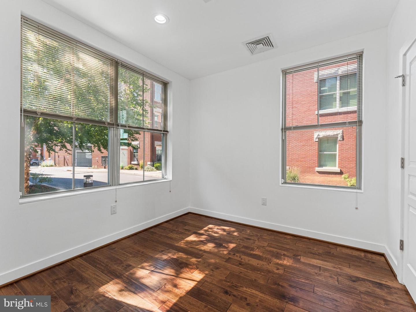 1429 S Lawrence Ter Property Photo 8