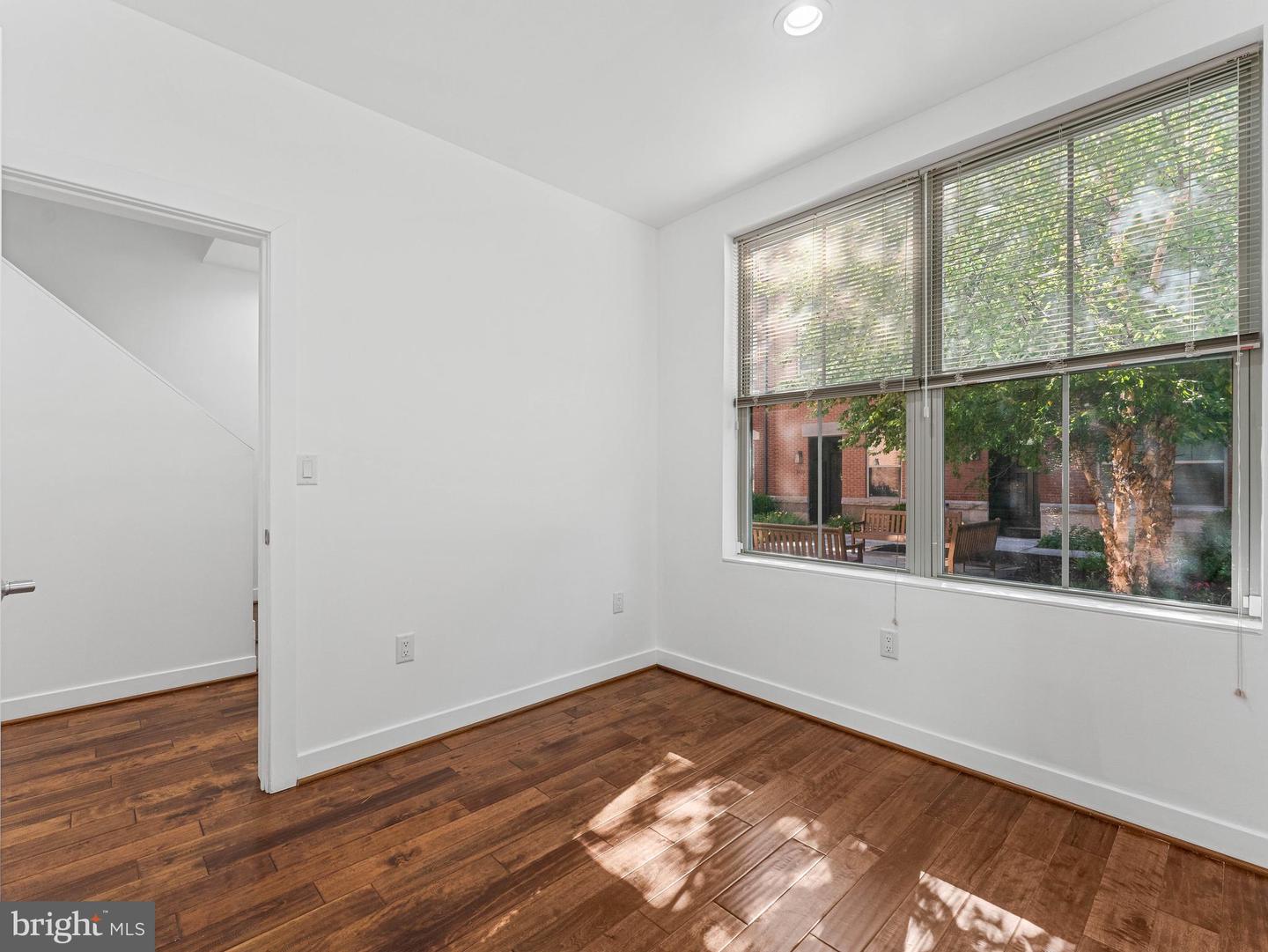 1429 S Lawrence Ter Property Photo 9