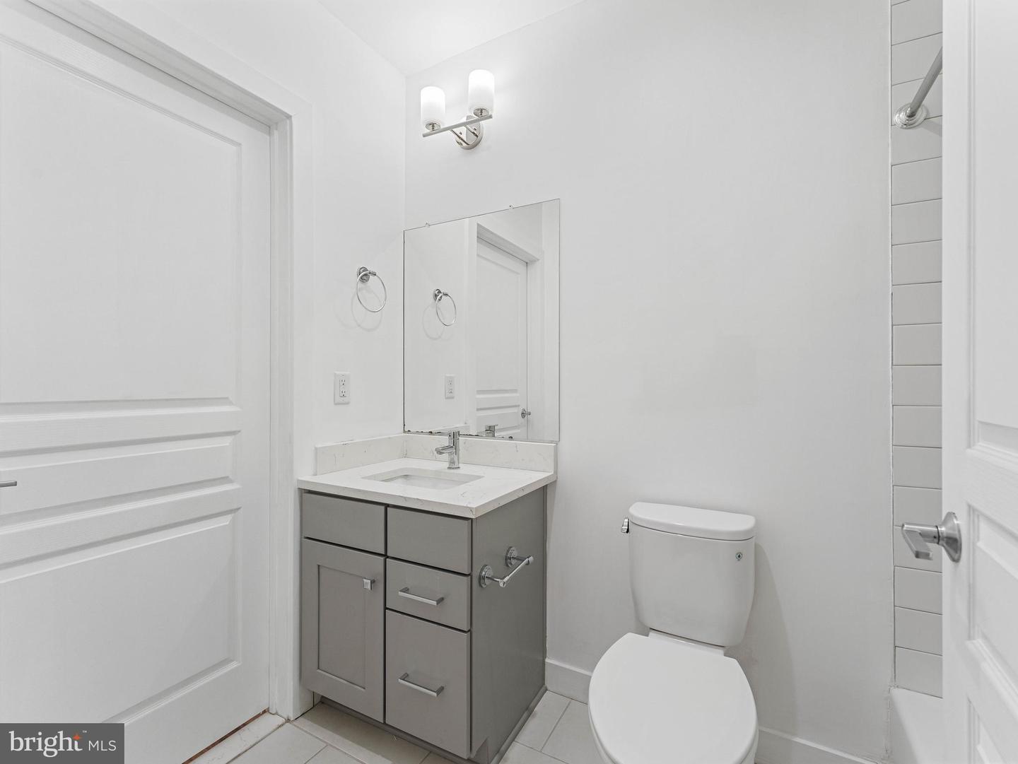 1429 S Lawrence Ter Property Photo 10