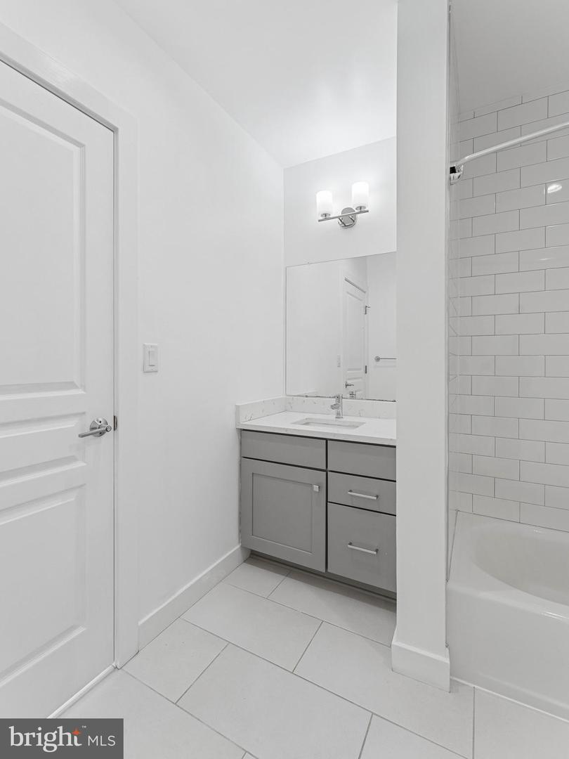 1429 S Lawrence Ter Property Photo 11