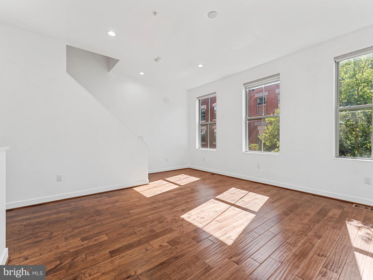 1429 S Lawrence Ter Property Photo 25