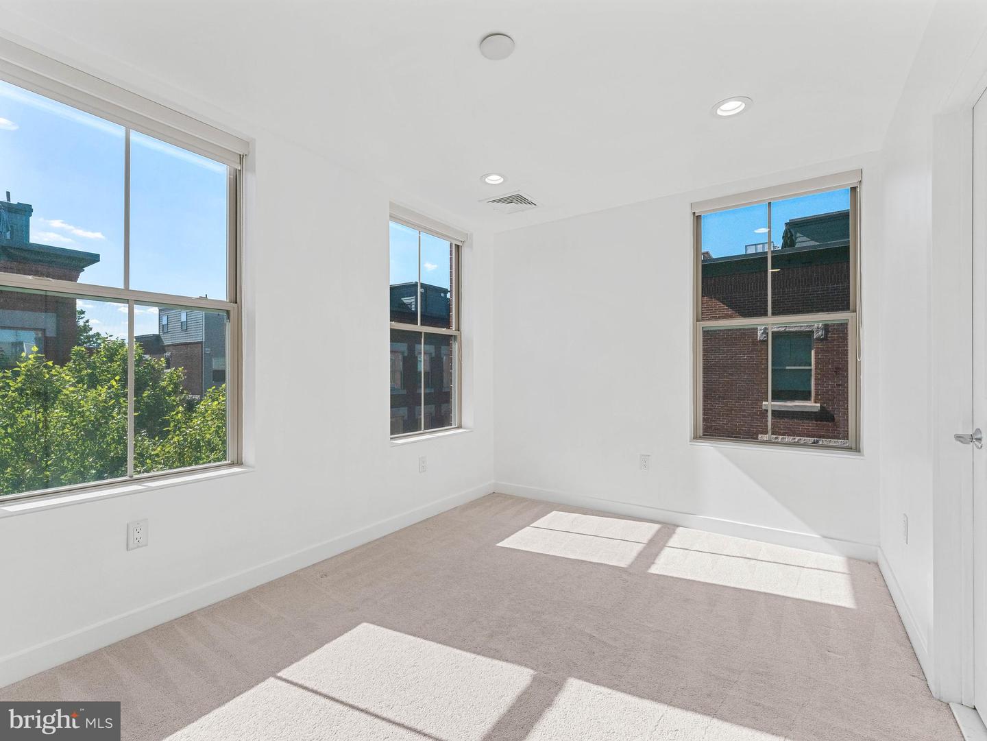 1429 S Lawrence Ter Property Photo 32