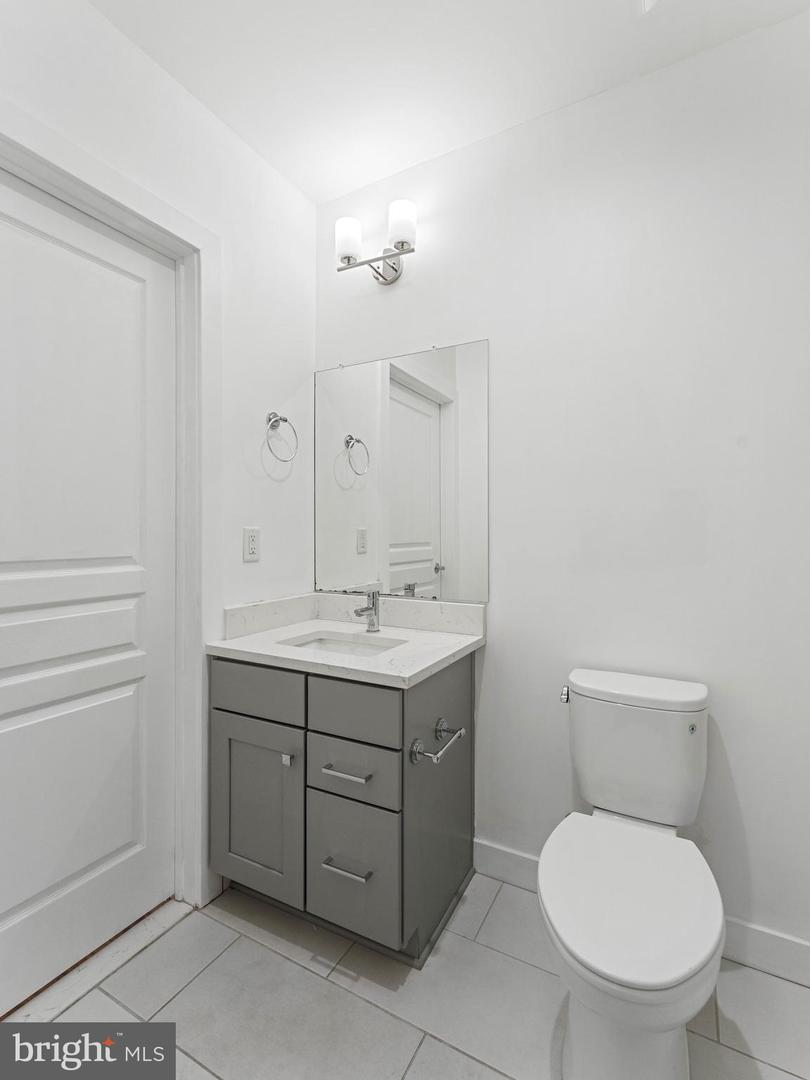 1429 S Lawrence Ter Property Photo 34