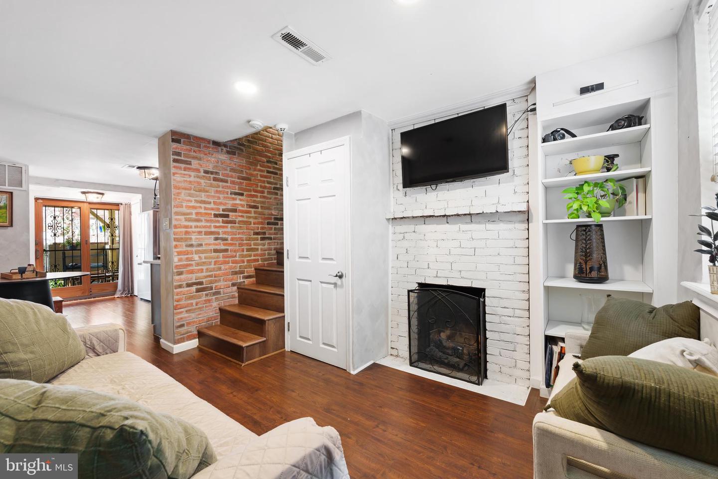 833 Kater St Property Photo 4