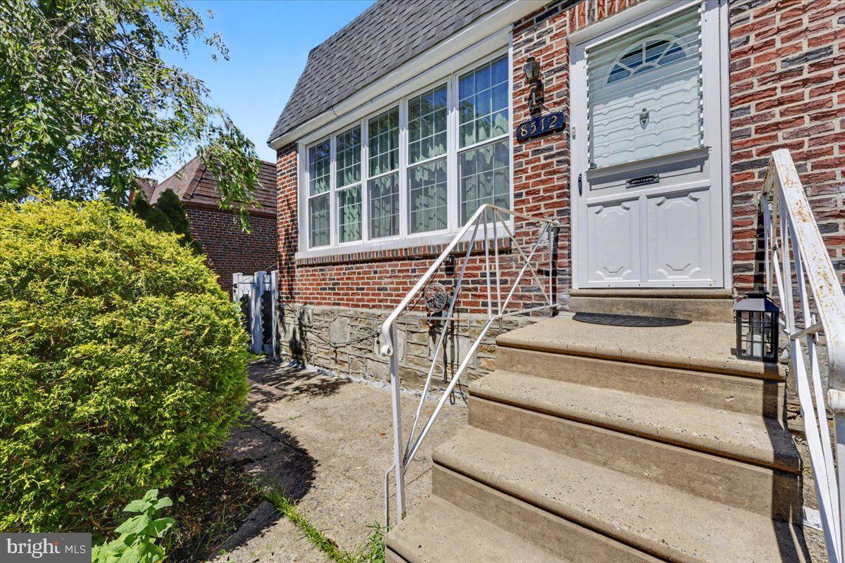 8512 Frontenac St Property Photo 2