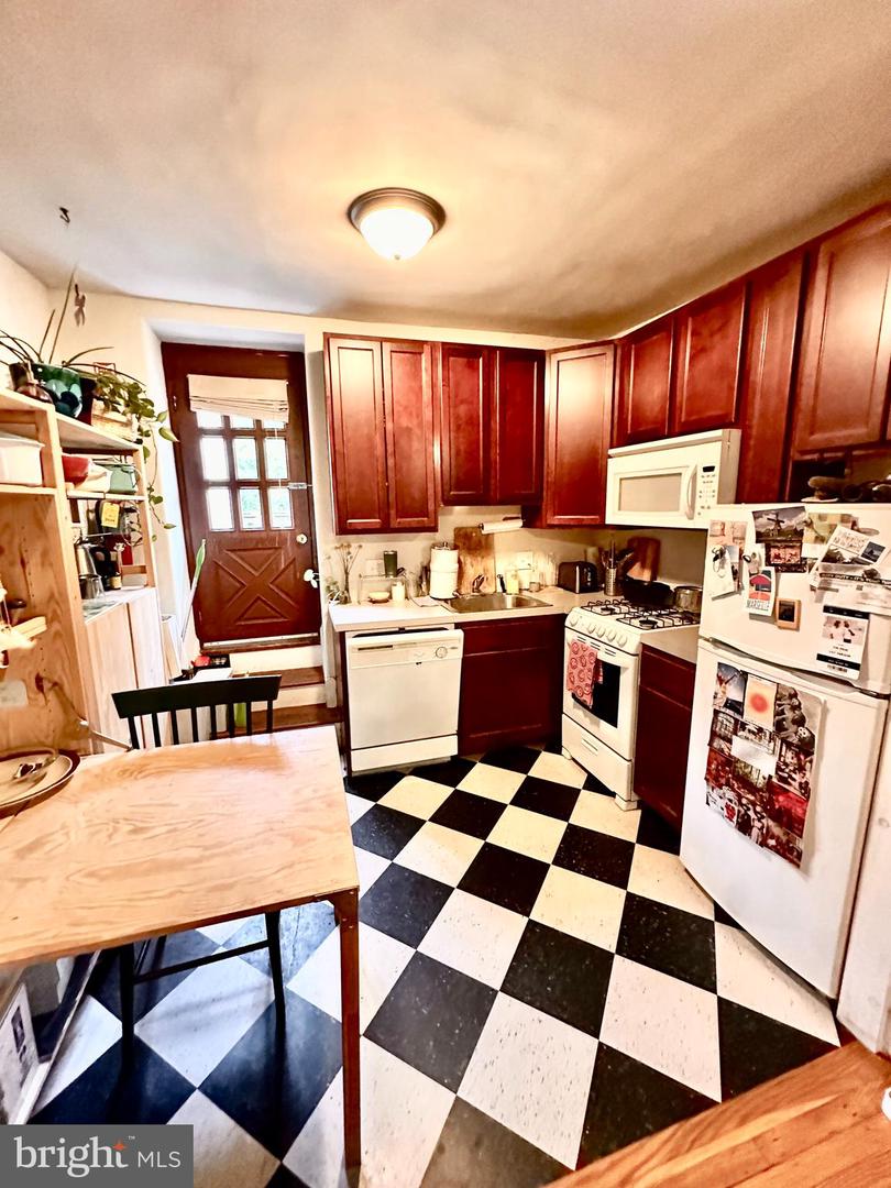 247 W Hansberry St #3rd Floor Property Photo 4