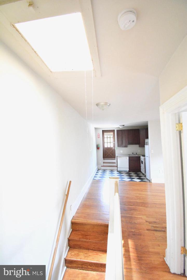 247 W Hansberry St #3rd Floor Property Photo 22