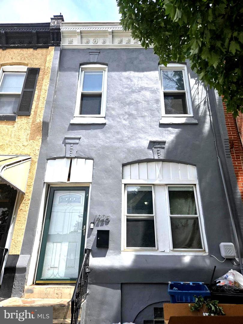 1225 W Huntingdon St Property Photo 1