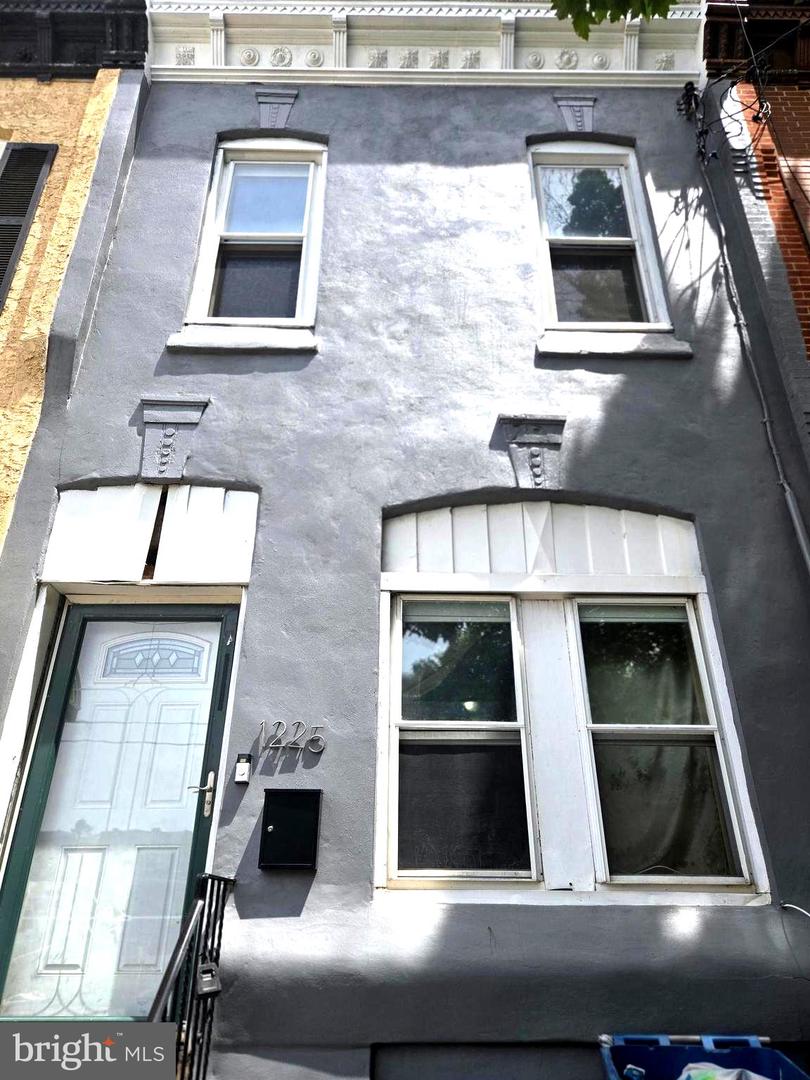 1225 W Huntingdon St Property Photo 2