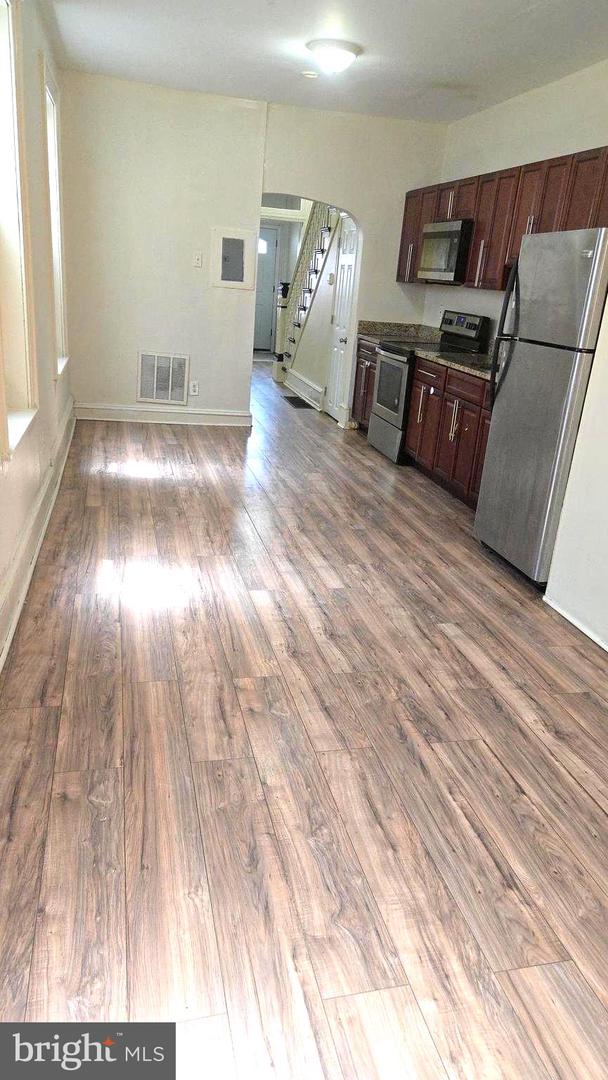 1225 W Huntingdon St Property Photo 7