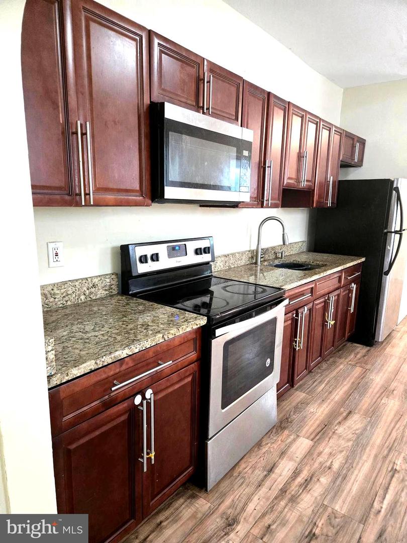 1225 W Huntingdon St Property Photo 15