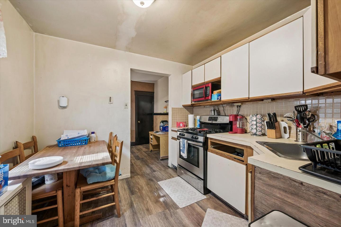 2242 E Monmouth St Property Photo 6