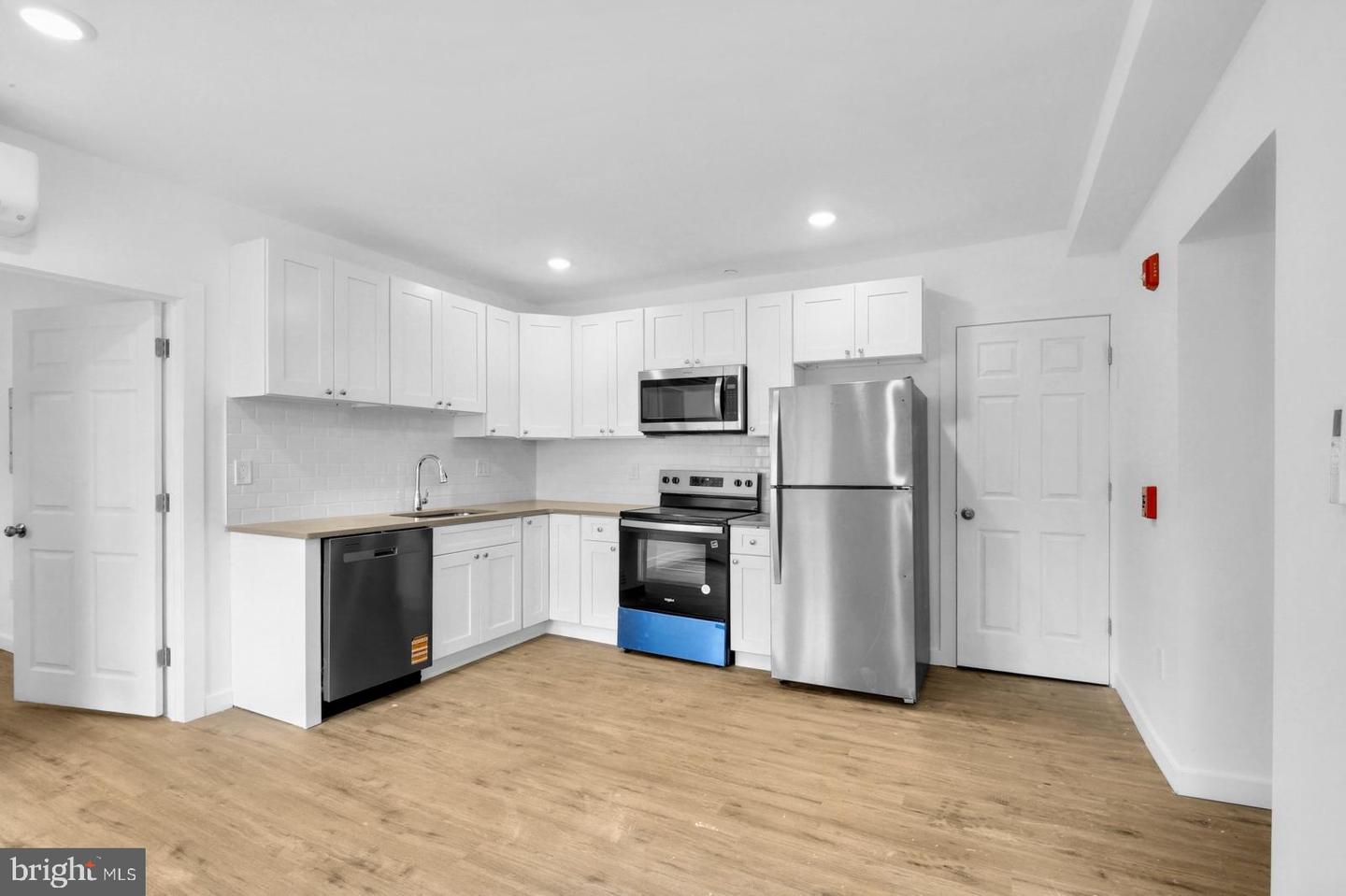7037 Ridge Ave #1b Property Photo 4