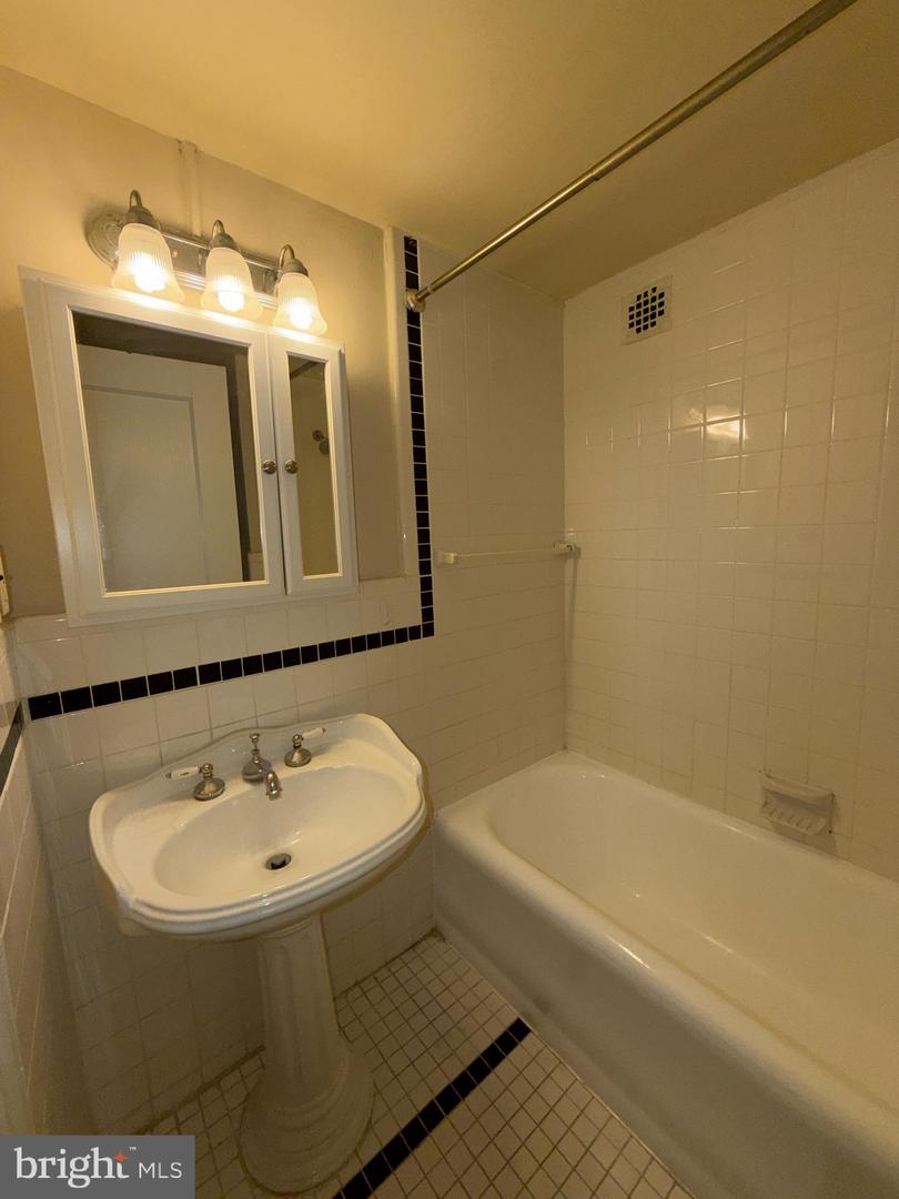 1324 Locust St #206 Property Photo 19