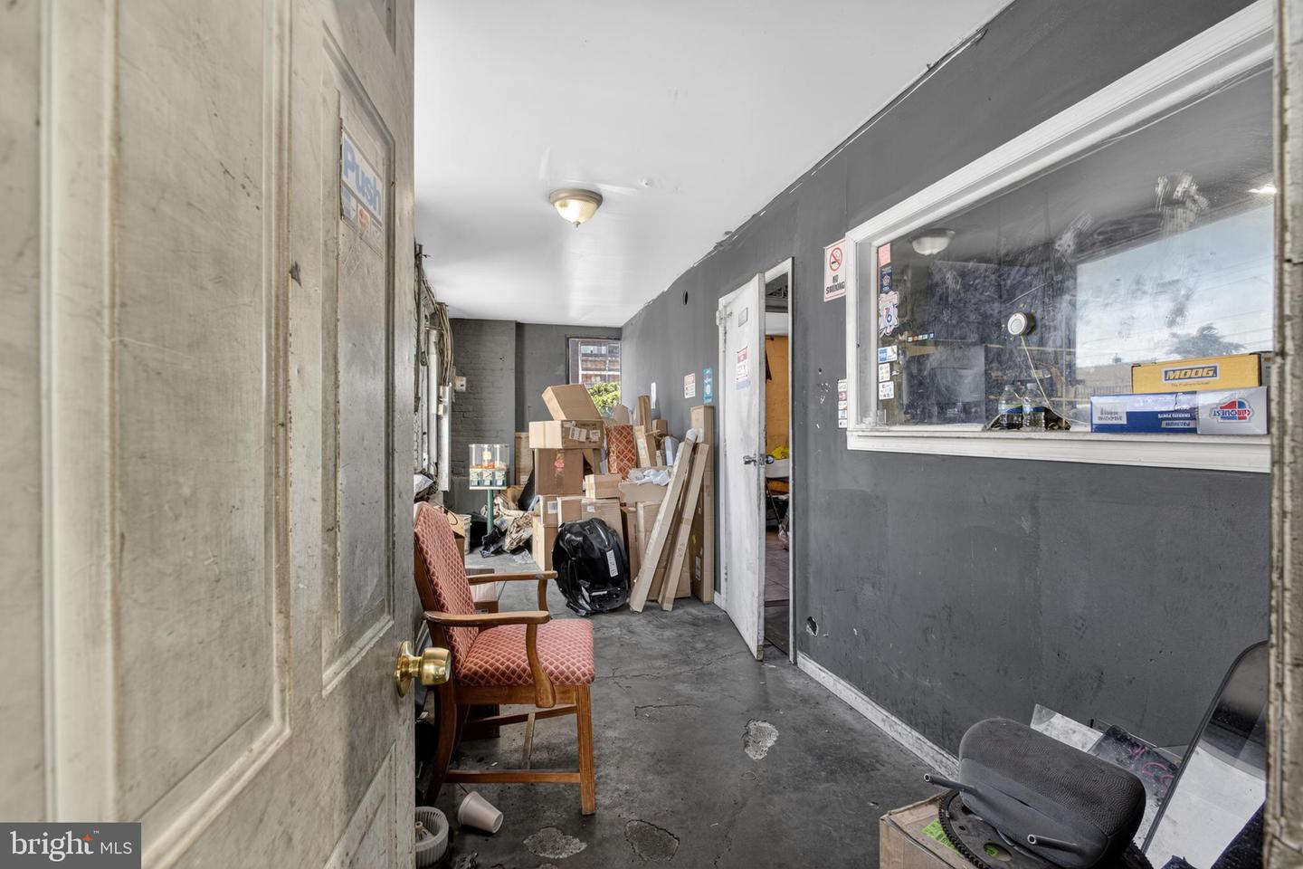 325 W Glenwood Ave Property Photo 4