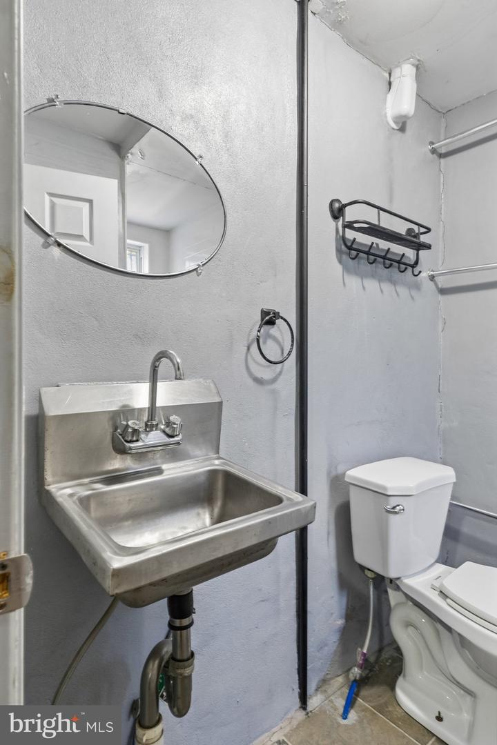 2222 Watkins St Property Photo 14