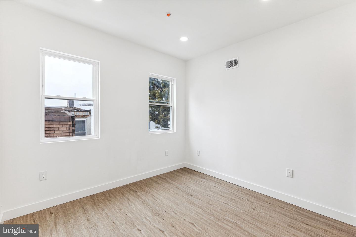 2224 N Howard St Property Photo 8