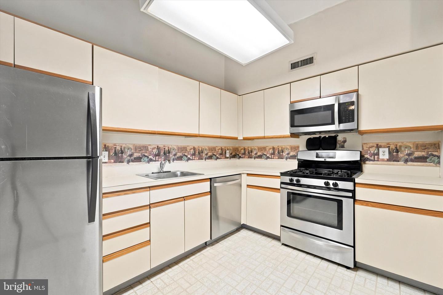 58201 Delaire Landing Rd #201 Property Photo 9