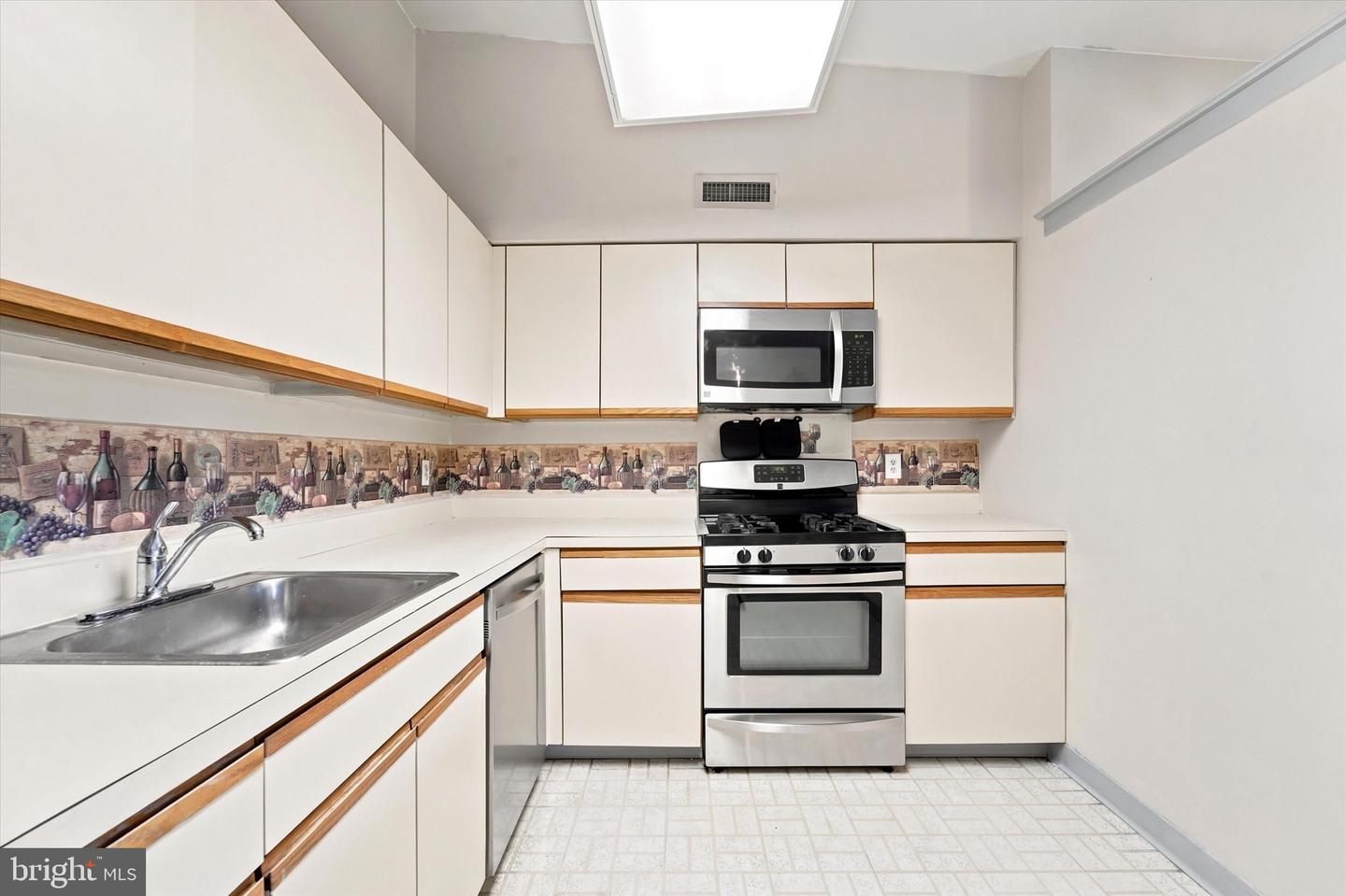 58201 Delaire Landing Rd #201 Property Photo 10