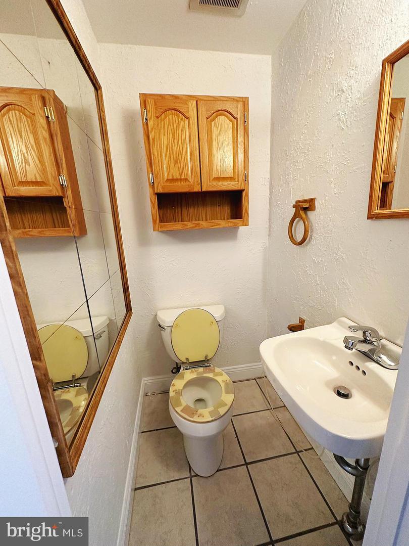2761 Mower St Property Photo 6