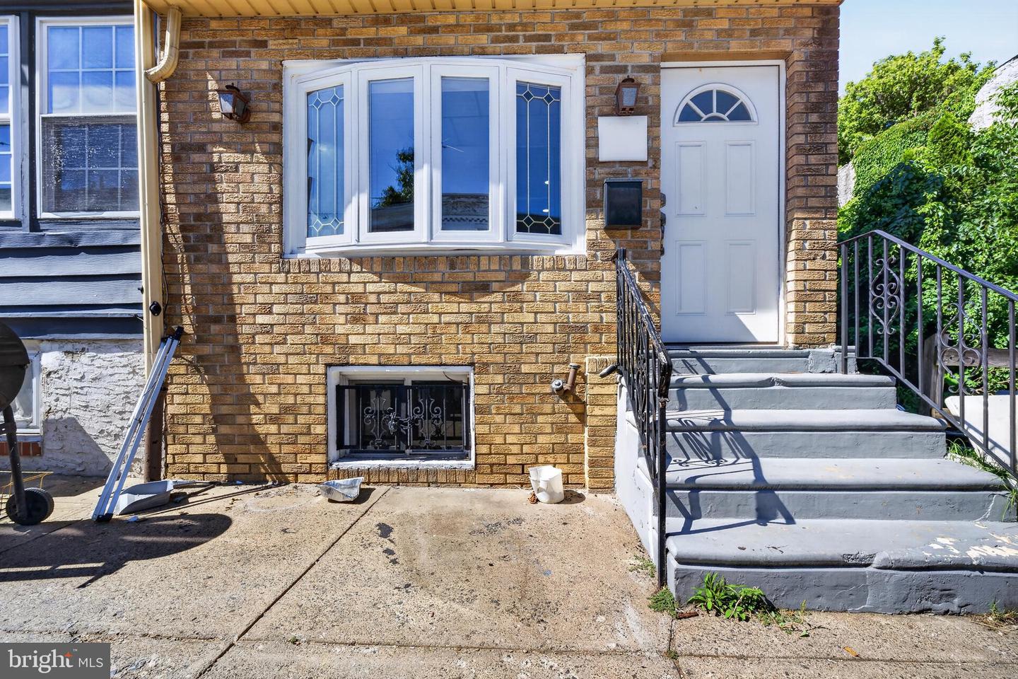 2431 W SERGEANT ST Property Photo 1