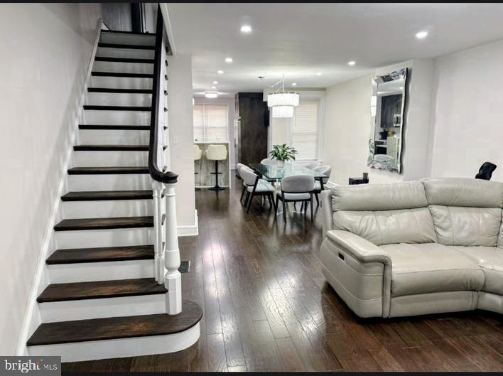 1856 Mohican St Property Photo 3