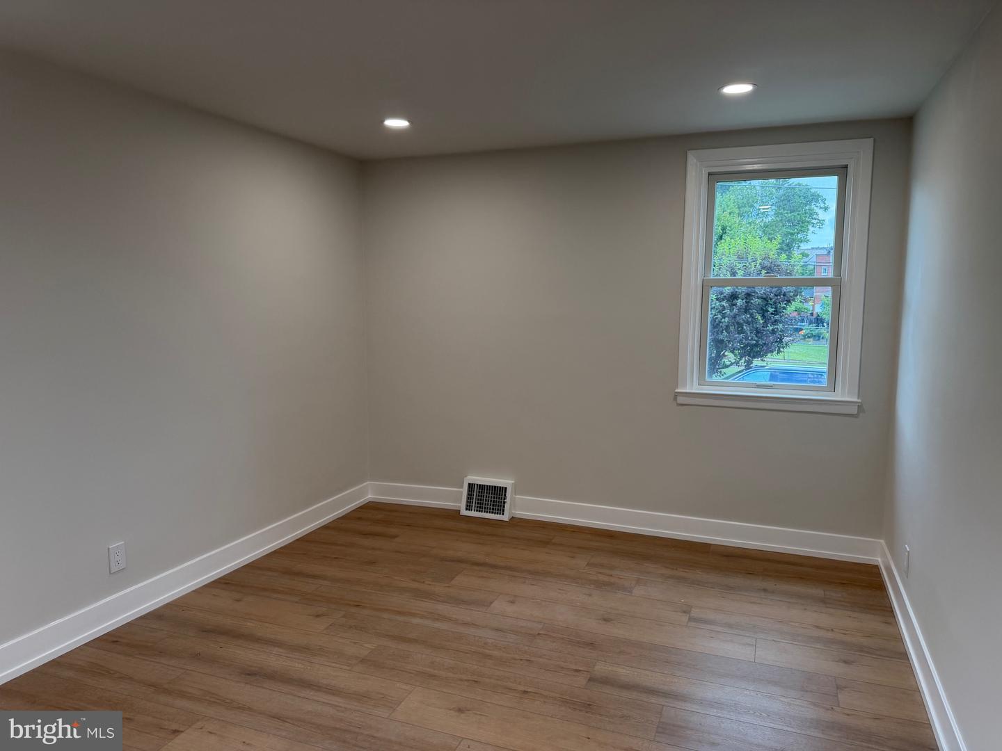 7554 Forrest Ave Property Photo 17