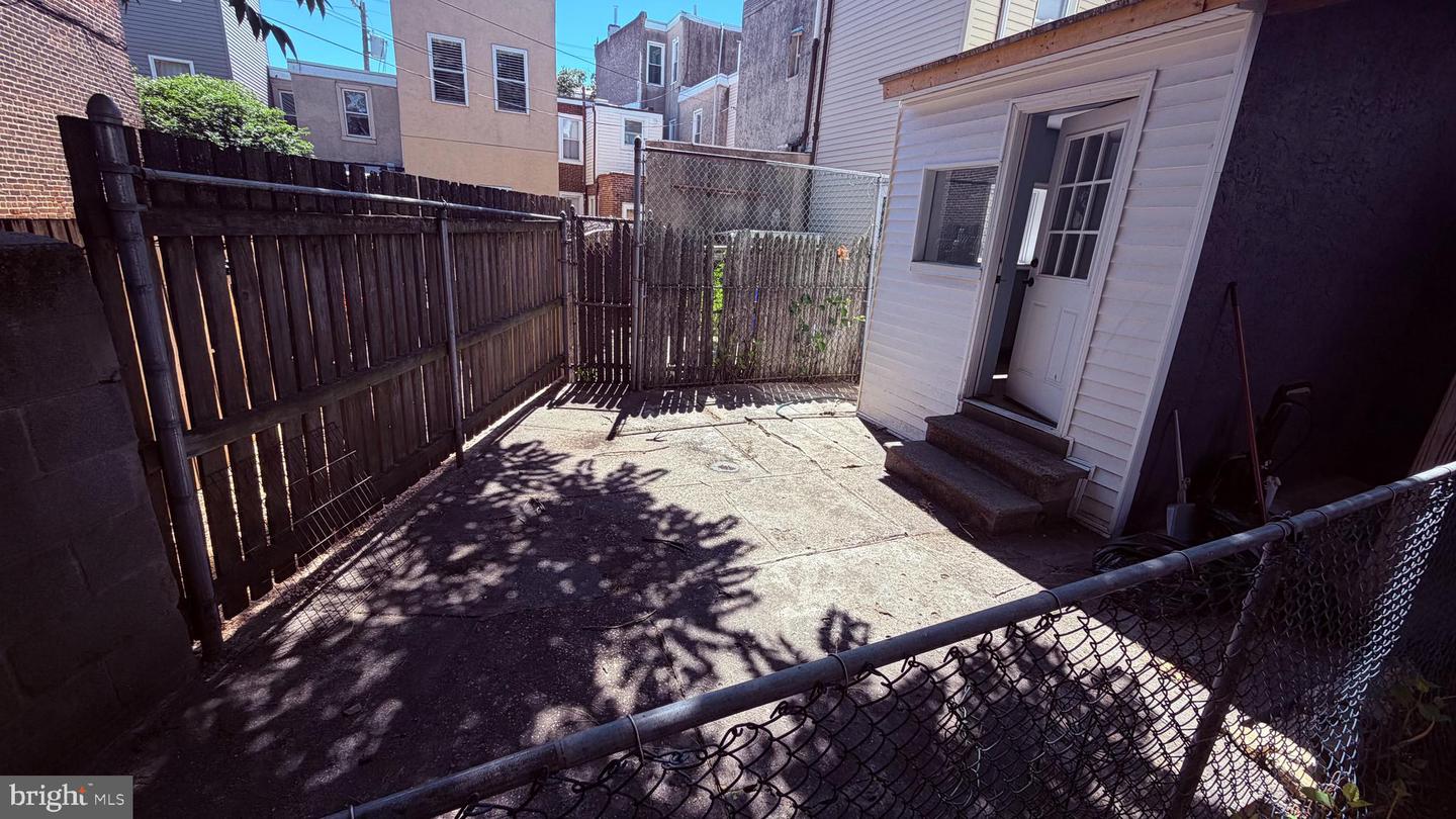 2213 E Thompson St Property Photo 7