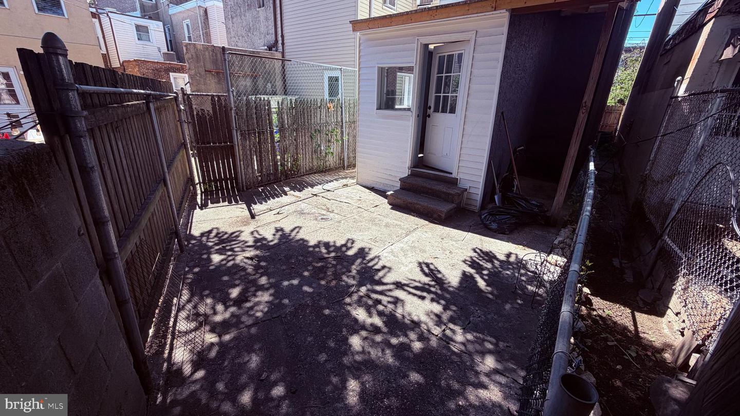 2213 E Thompson St Property Photo 8