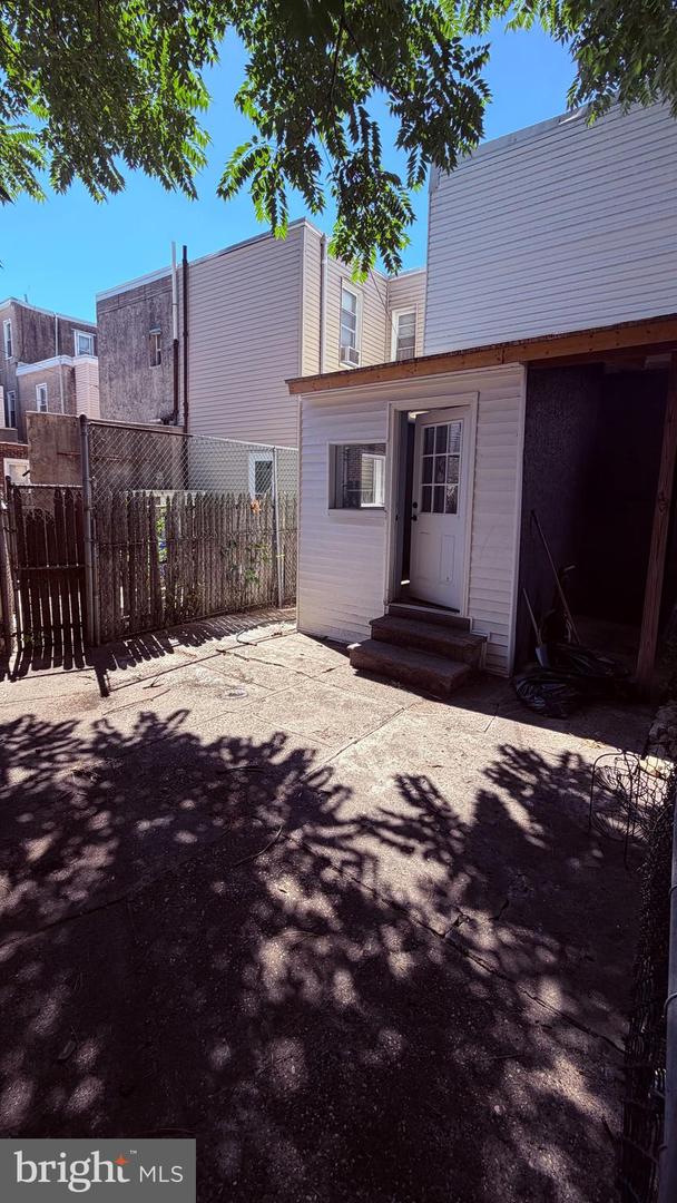 2213 E Thompson St Property Photo 9