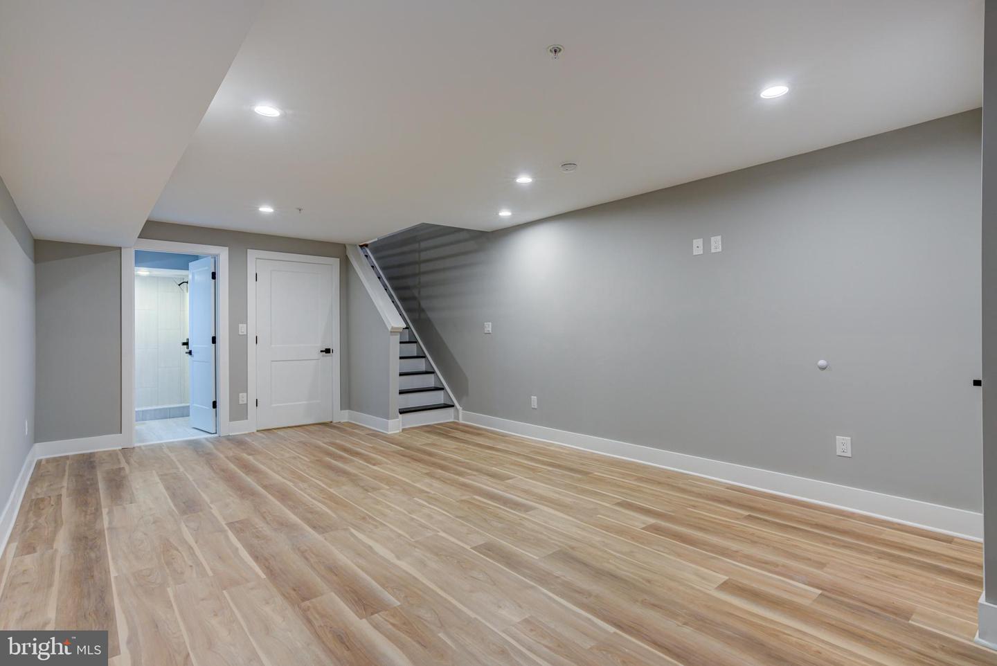 296 Delmar St Property Photo 8