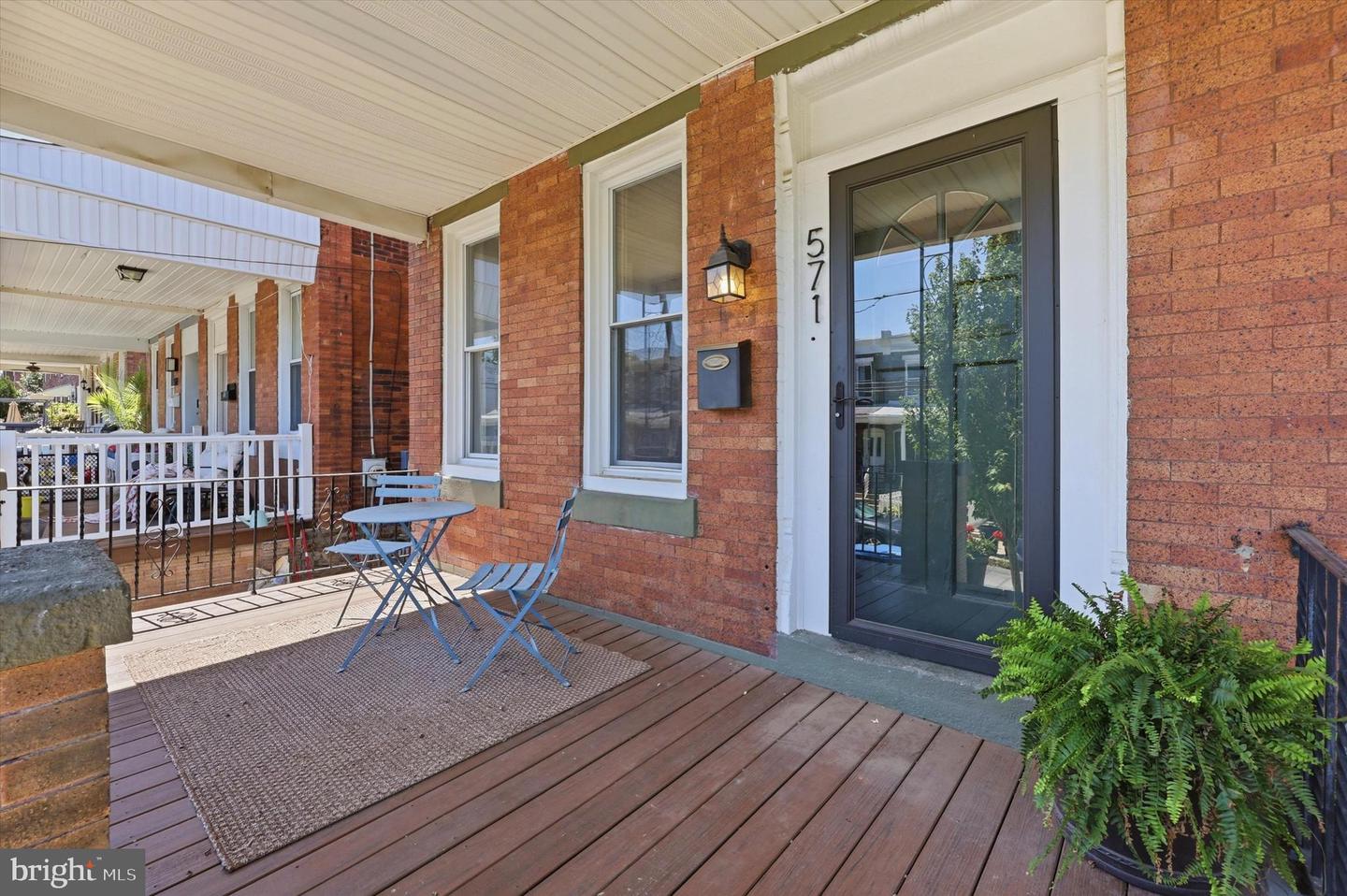 571 Martin St Property Photo 3