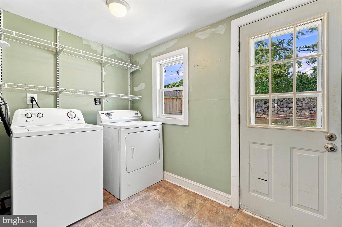571 Martin St Property Photo 10