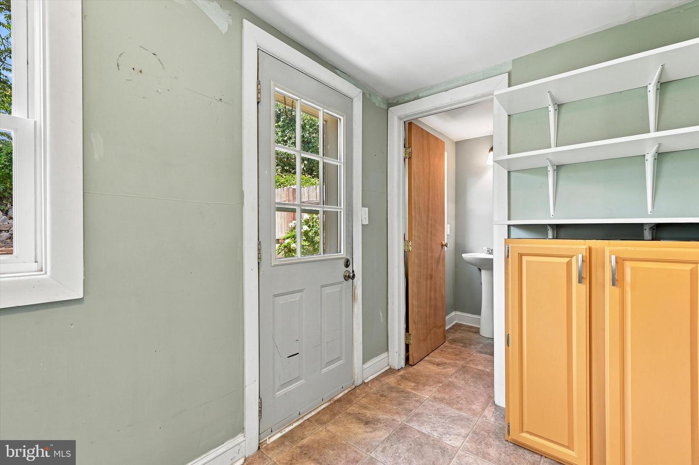 571 Martin St Property Photo 11