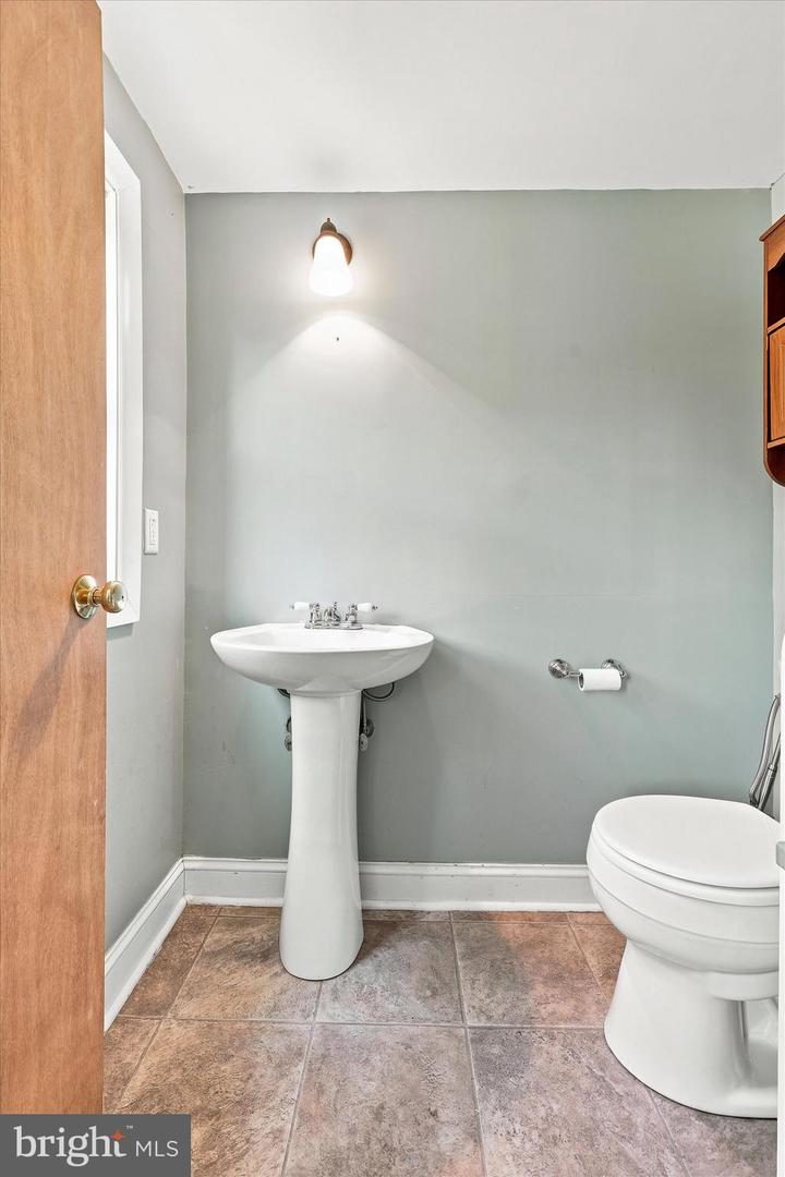 571 Martin St Property Photo 12