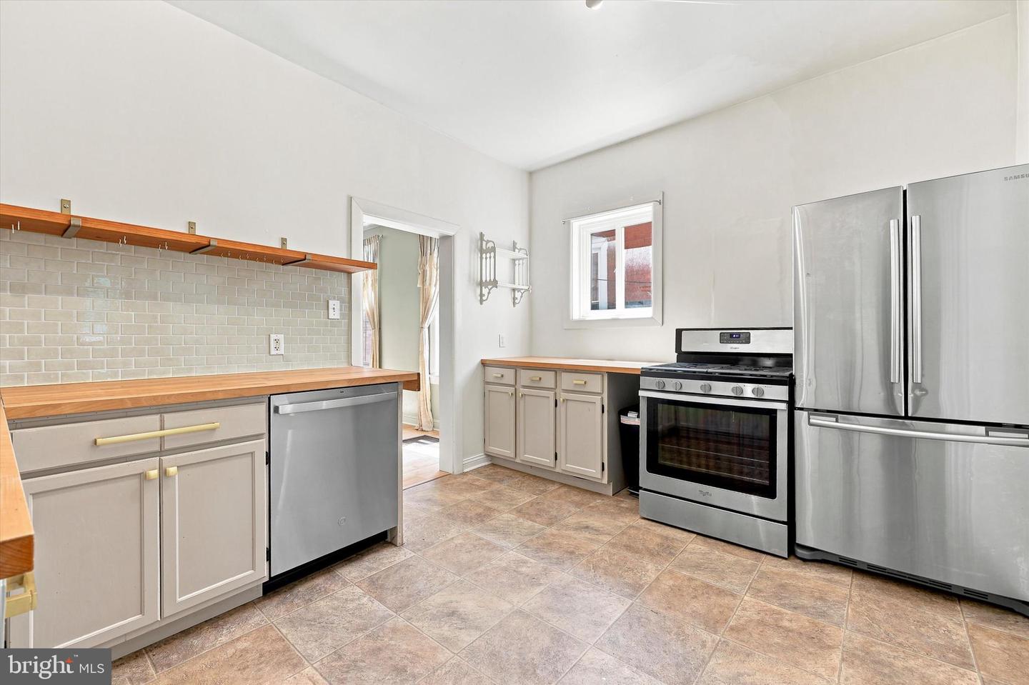 571 Martin St Property Photo 13