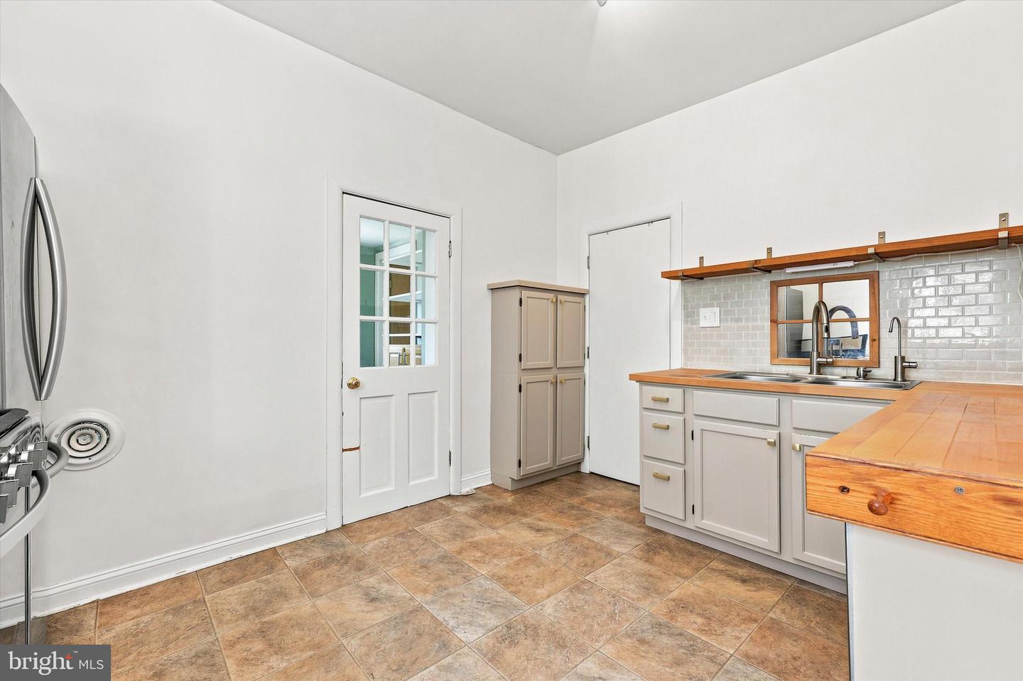 571 Martin St Property Photo 14