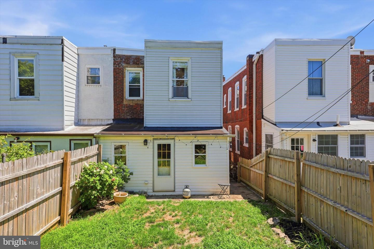 571 Martin St Property Photo 16