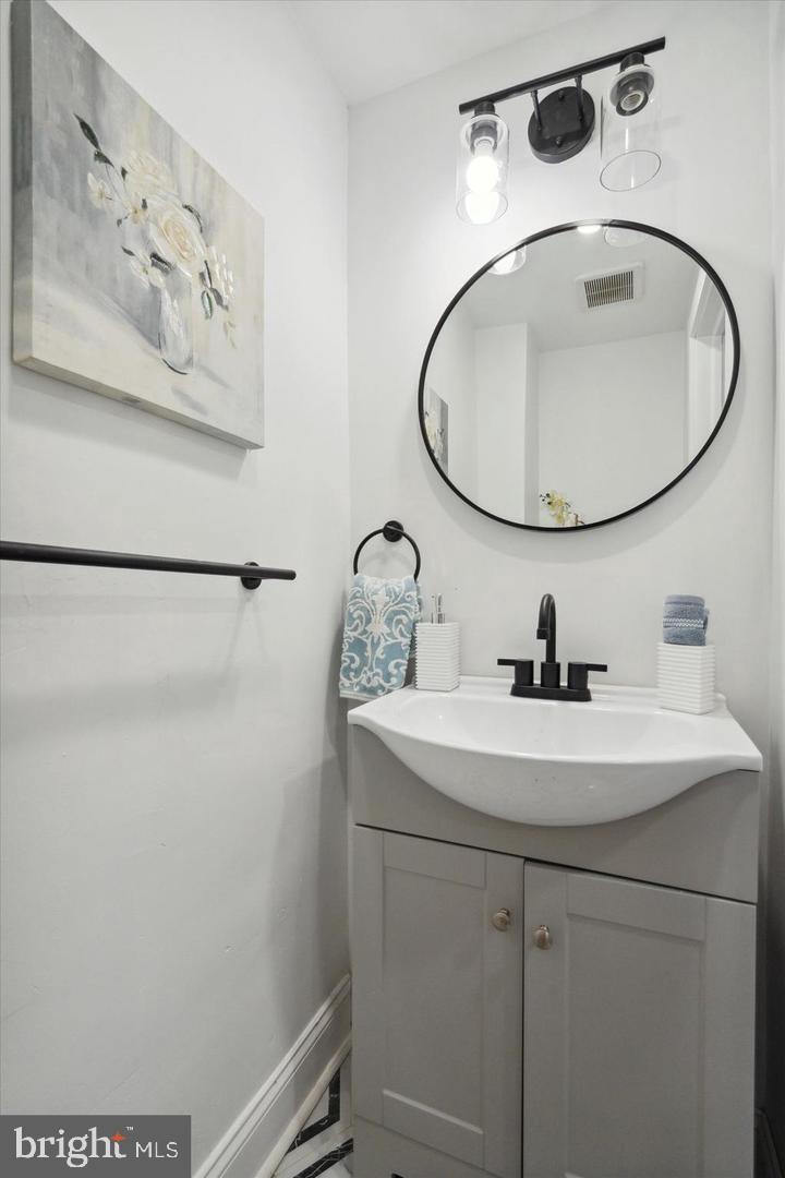 5327 W Oxford St Property Photo 15