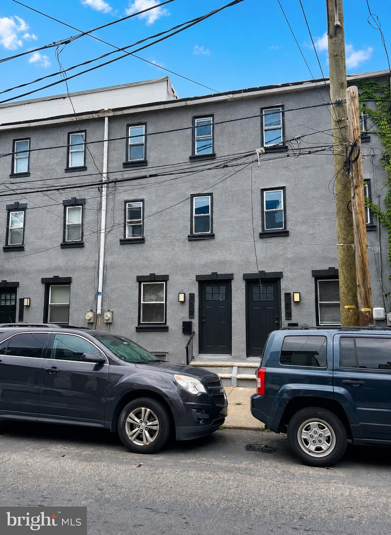 109 W Thompson St Property Photo 1