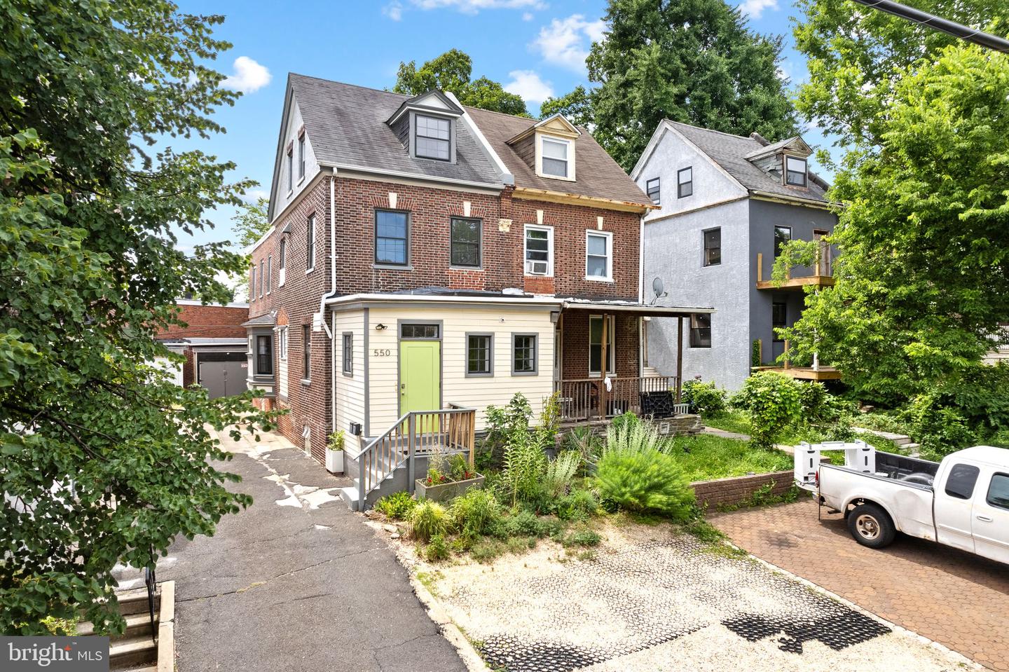 550 E WASHINGTON LN Property Photo 1