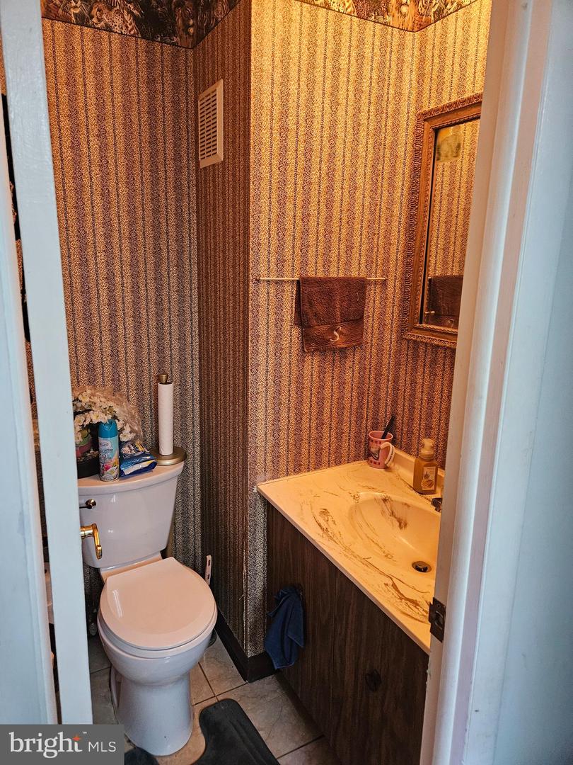 20201-00 Delaire Landing Rd #201 Property Photo 8