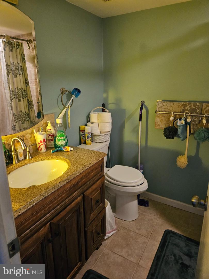 20201-00 Delaire Landing Rd #201 Property Photo 9