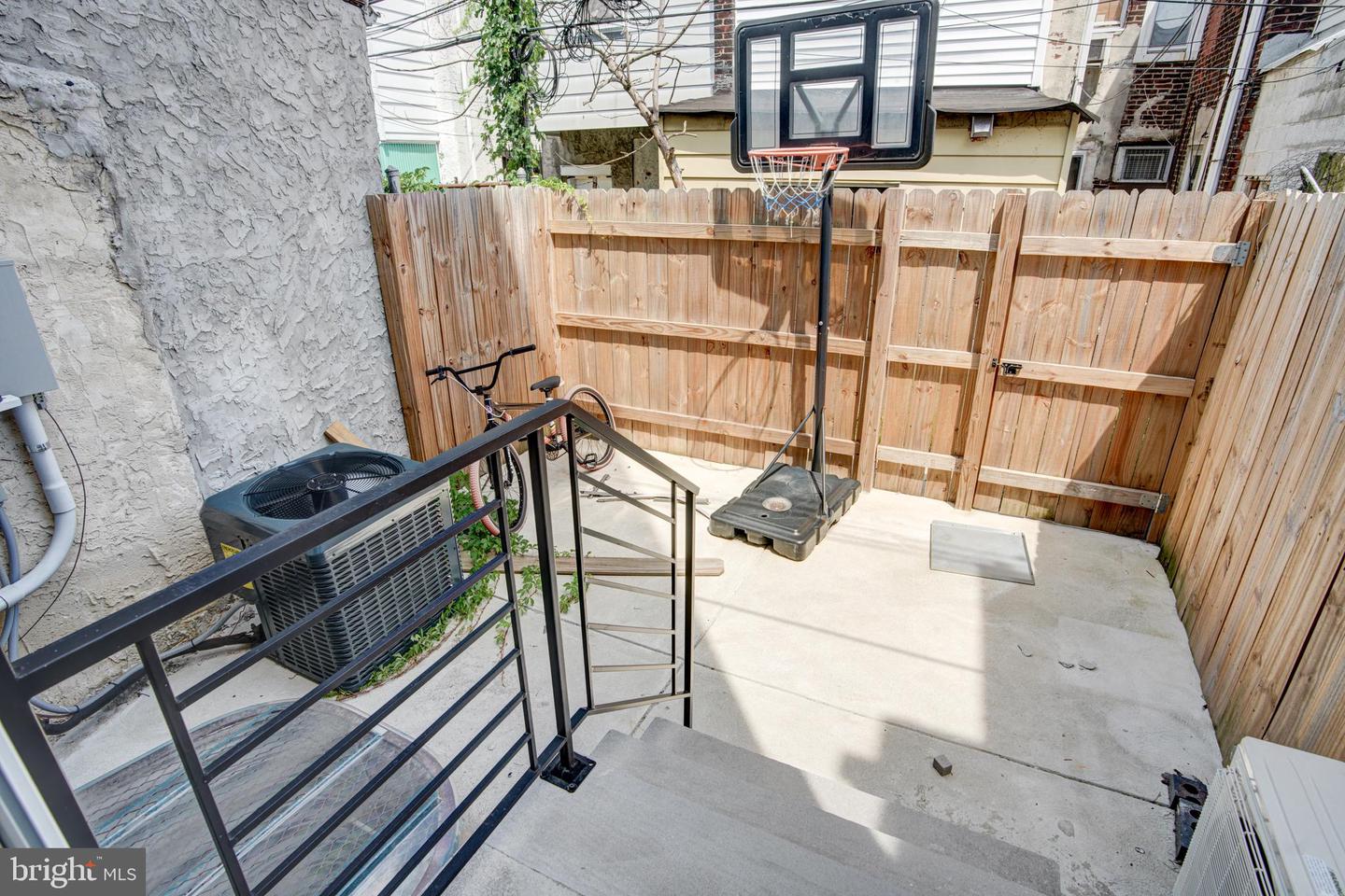 2611 S Marshall St Property Photo 23