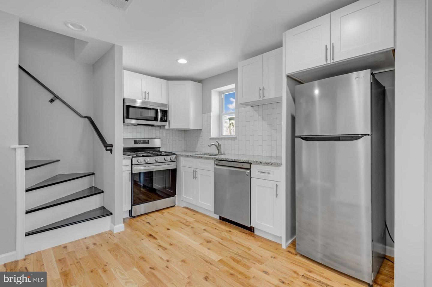 410 DIAMOND ST #2 Property Photo 1
