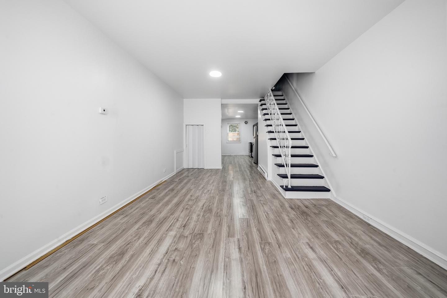 2062 E Stella St Property Photo 4