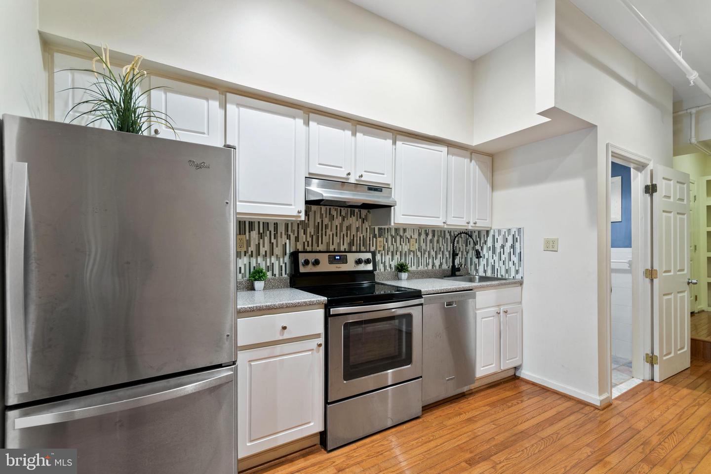 104 N 2nd St #200 Property Photo 4