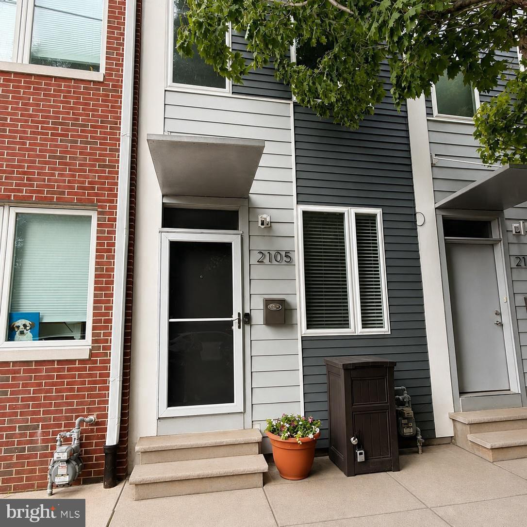 2105 E HAGERT ST