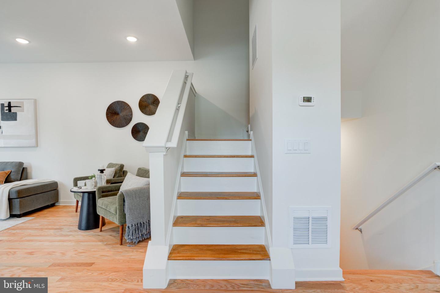 2480 Emerald St Property Photo 3